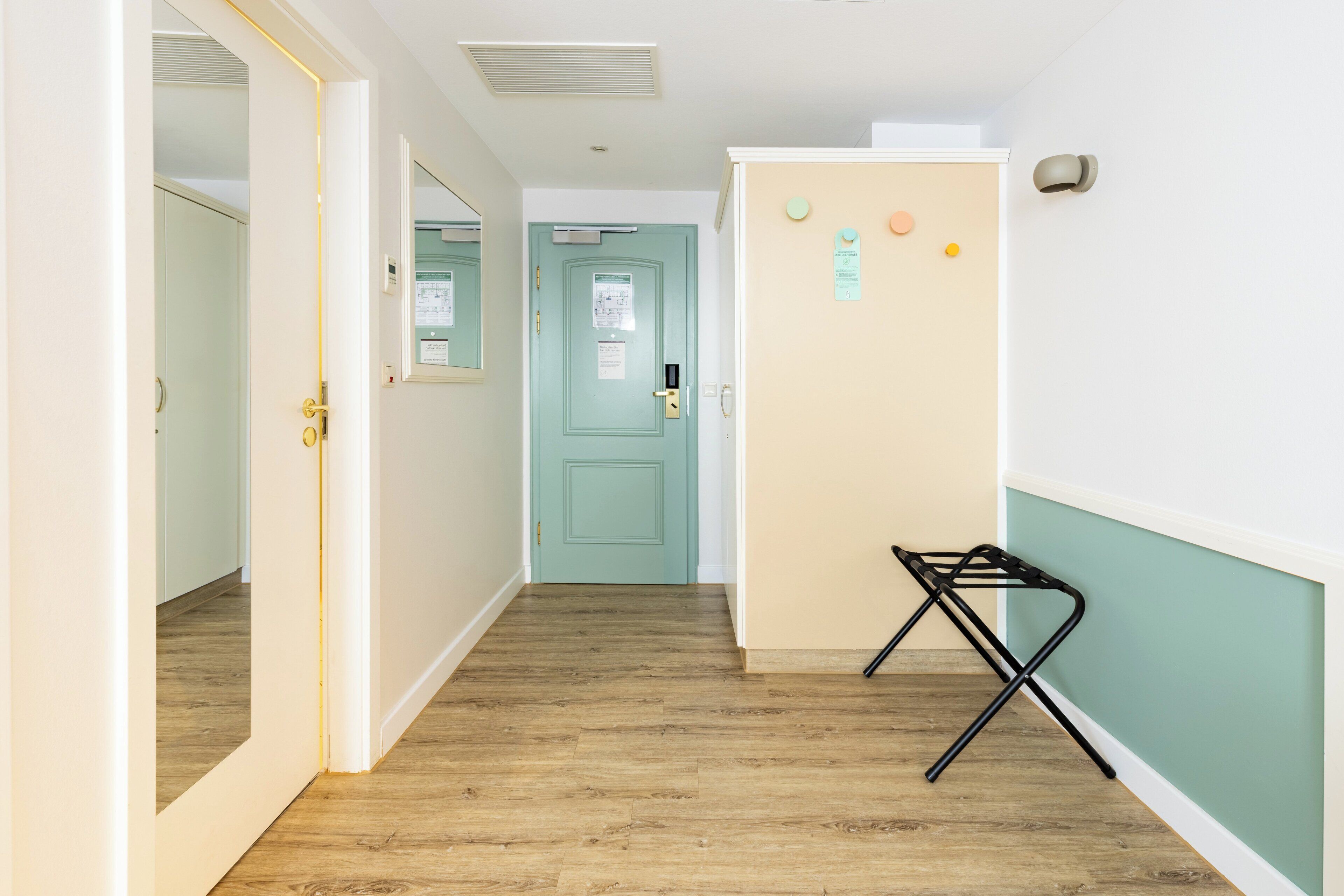 standard room, 2 single beds | in-room safe, desk, soundproofing, free wifi