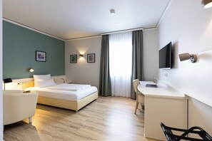 Premium Room, 1 Twin Bed | In-room safe, desk, soundproofing, free cribs/infant beds - Garner Hotel Post Aschaffenburg by IHG (Aschaffenburg)