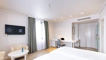 Premium Room, 1 Queen Bed | In-room safe, desk, soundproofing, free cribs/infant beds