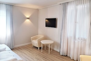 In-room safe, desk, soundproofing, free cribs/infant beds - Garner Hotel Post Aschaffenburg by IHG (Aschaffenburg)