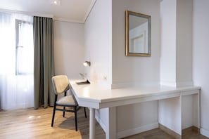 Cofres nos quartos, escrivaninha, quartos à prova de som