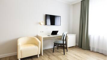 Zimmersafe, Schreibtisch, schallisolierte Zimmer, kostenlose Babybetten