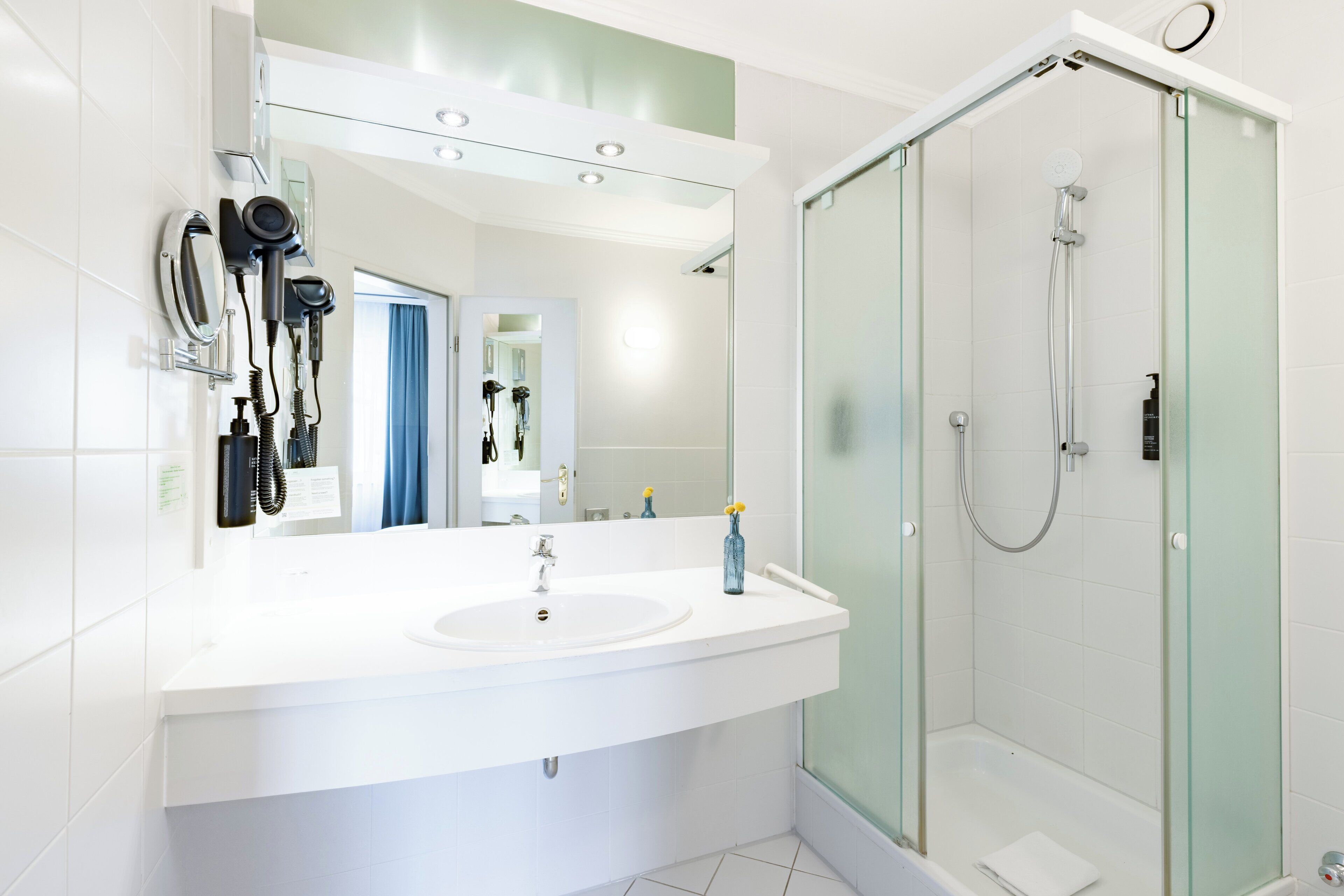 Habitación Premium, 1 cama individual | Baño | Amenidades de baño gratuitas, secadora de cabello, toallas 