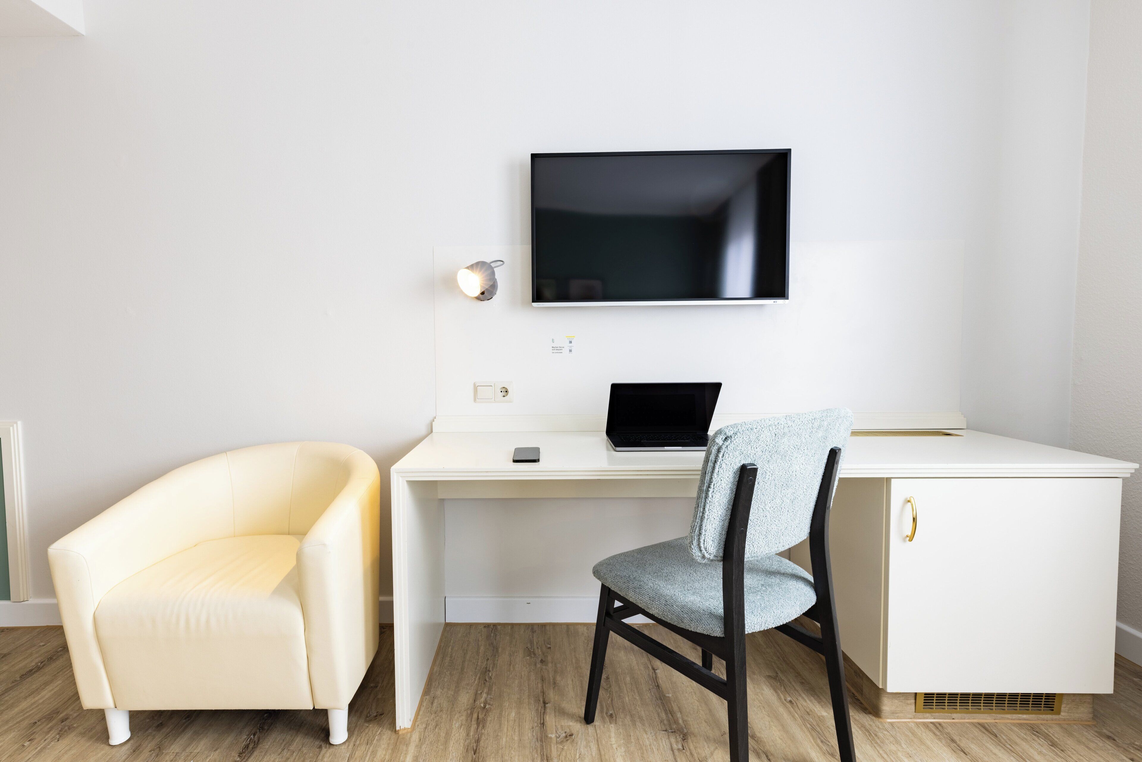 standard room, 2 single beds | in-room safe, desk, soundproofing, free wifi