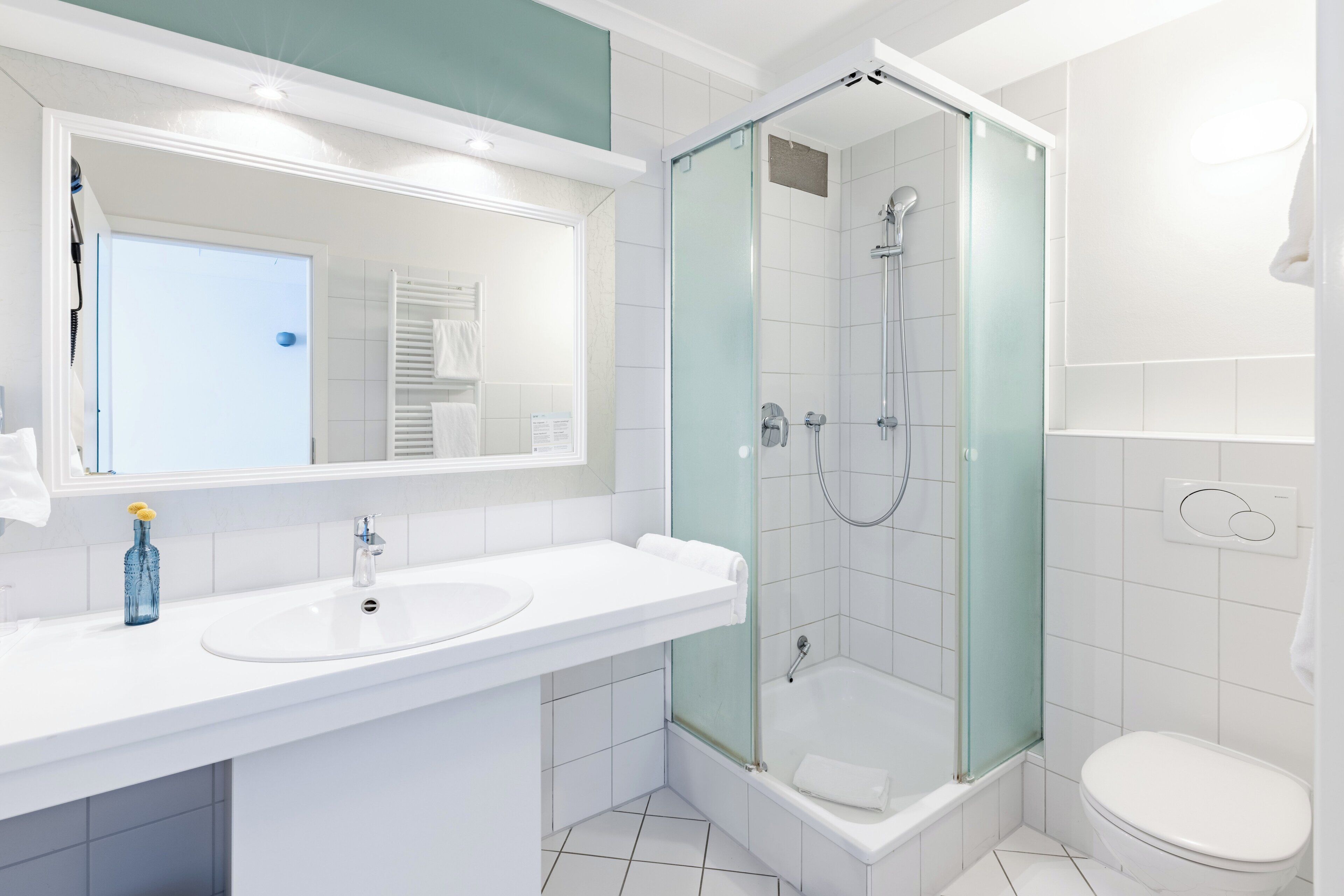 Standardzimmer, 2 Einzelbetten | Badezimmer | Kostenlose Toilettenartikel, Haartrockner, Handtücher