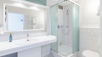 Standardzimmer, 2 Einzelbetten | Badezimmer | Kostenlose Toilettenartikel, Haartrockner, Handtücher