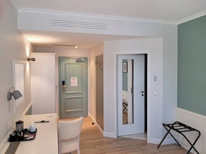 Standaard kamer, 1 eenpersoonsbed | Een kluis op de kamer, een bureau, geluiddichte muren, gratis wifi