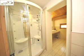 Appartement, 2 chambres | Salle de bain | Douche, sèche-cheveux, bidet, serviettes fournies