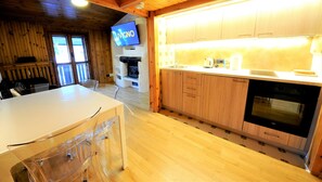 Apartamento standard, 2 quartos, cozinha, vista para a montanha | Cozinha privada | Geladeira, micro-ondas, fogão, chaleira elétrica