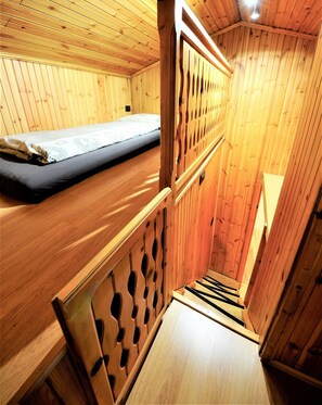 Apartamento standard, 2 quartos, cozinha, vista para a montanha | 1 quarto, berços (sobretaxa), berço de viagem, Wi-Fi de cortesia