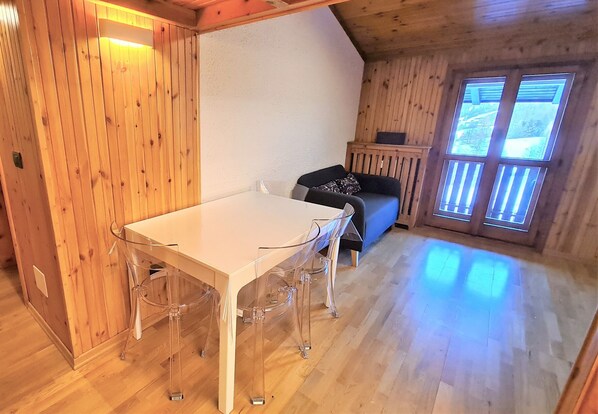 Standard Apartment, 2 Bedrooms, Kitchen, Mountain View | Private kitchen | Fridge, microwave, oven, electric kettle