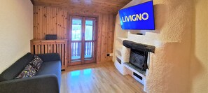 Apartamento standard, 2 quartos, cozinha, vista para a montanha | Área de estar | TV de tela plana