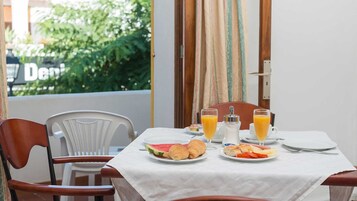 Habitación con 2 camas individuales | Servicio de comidas en la habitación