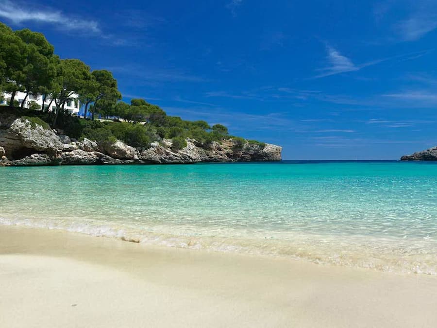 Una playa cerca, arena blanca, sombrillas