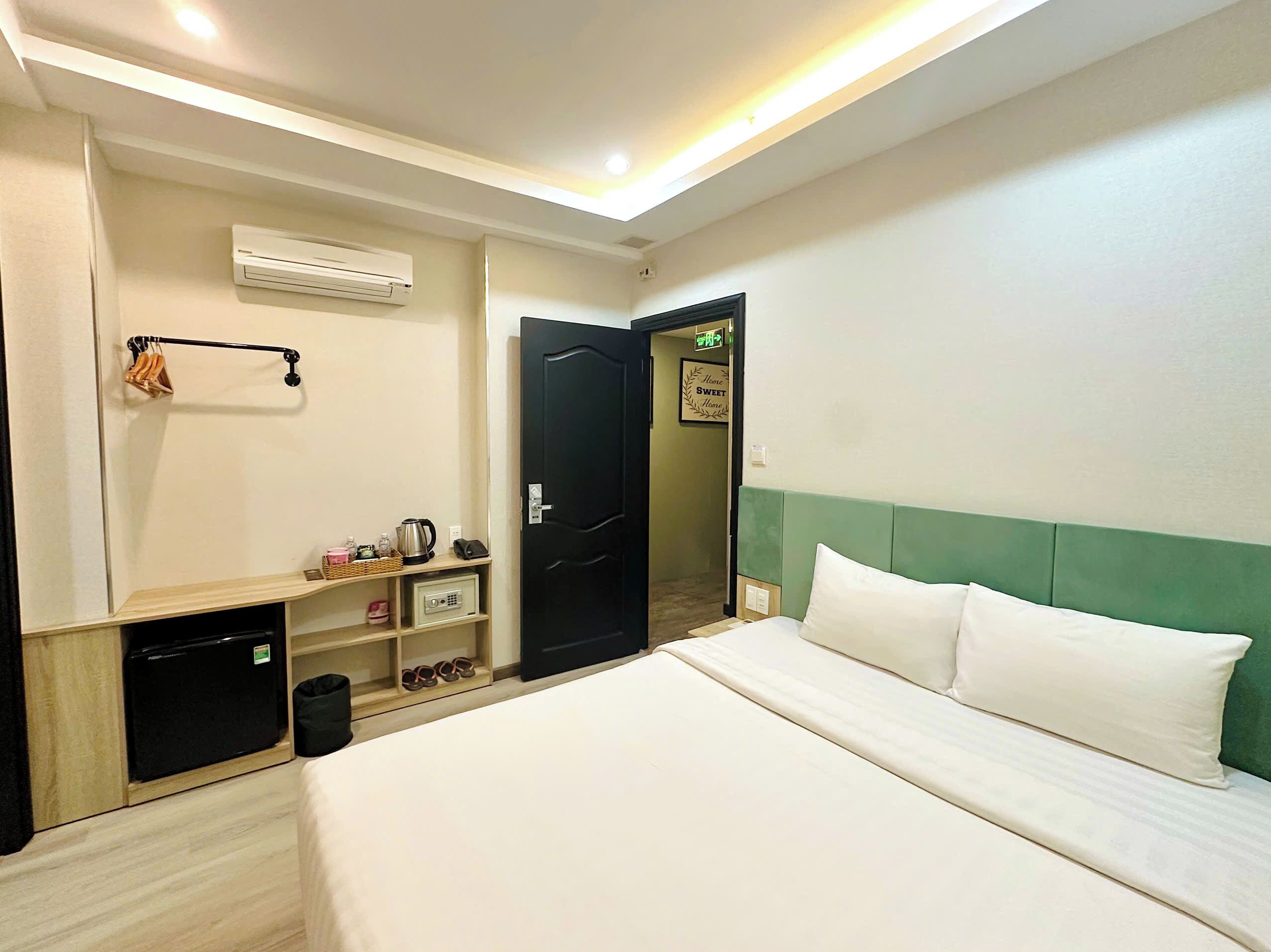 Habitación doble superior, sin ventanas | Ropa de cama de alta calidad, minibar, caja fuerte y escritorio