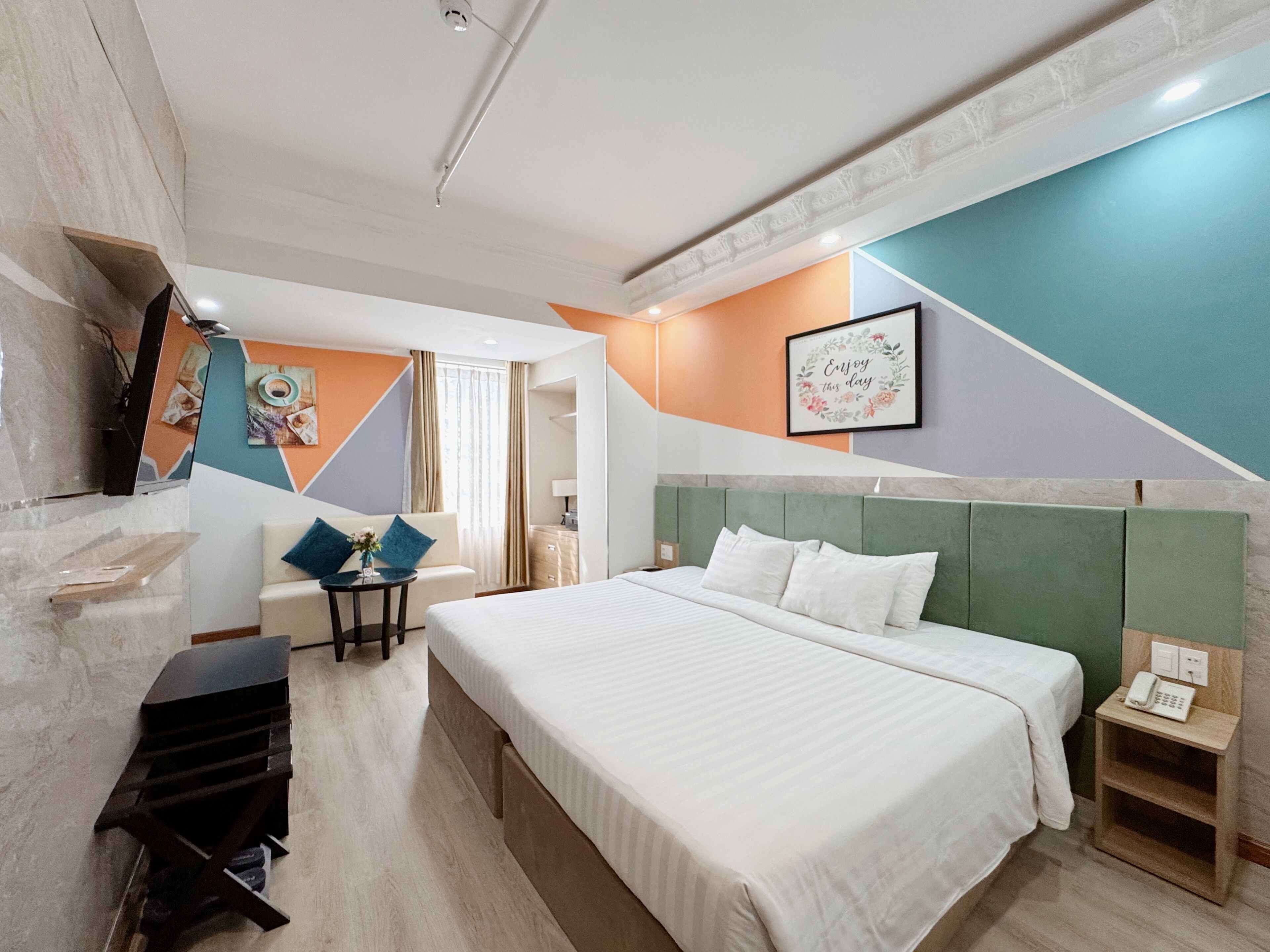 Suite Double with Window | Bathroom | Shower, rainfall showerhead, free toiletries, hair dryer