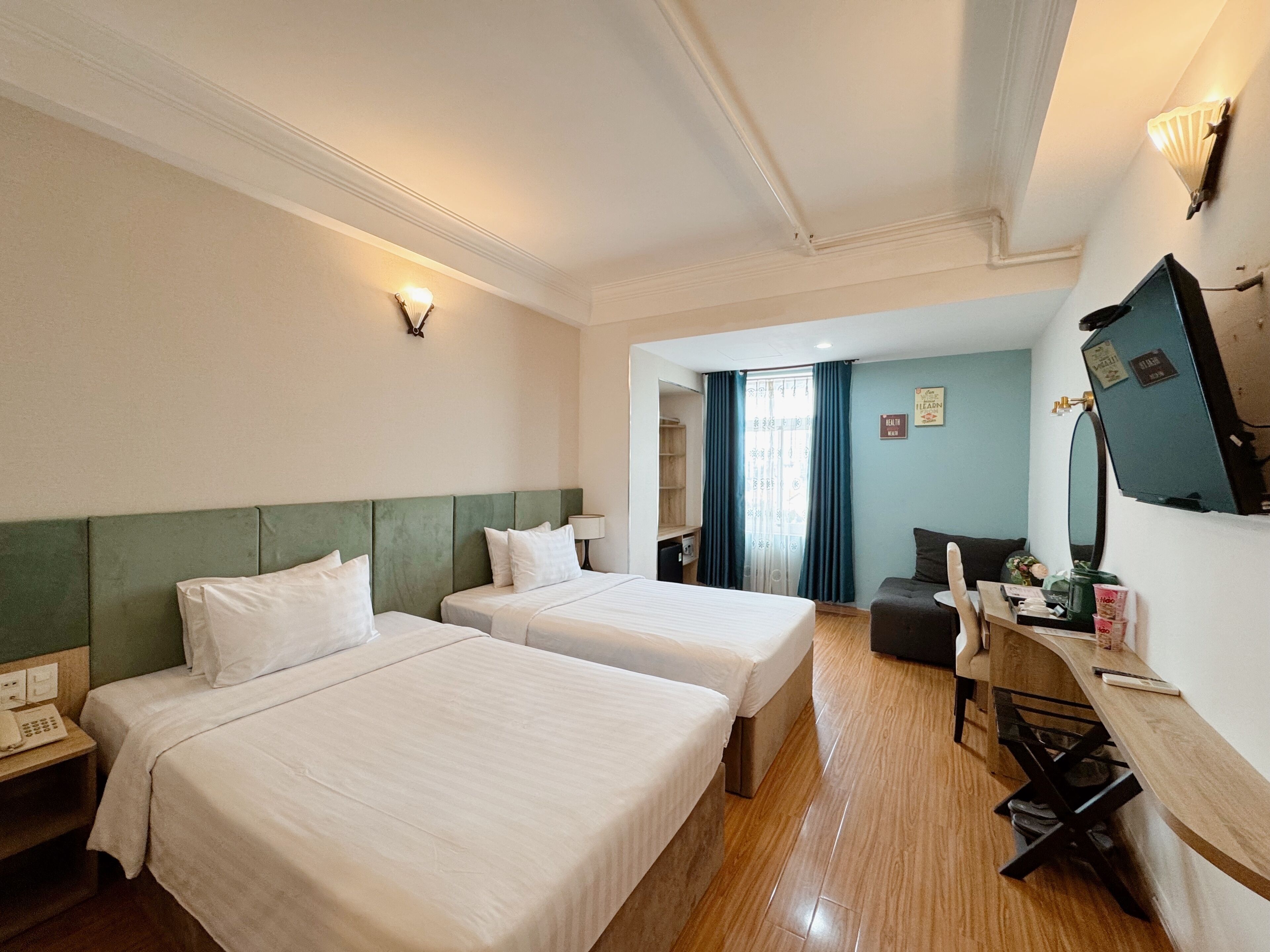 Suite Twin with window | Premium bedding, minibar, in-room safe, desk