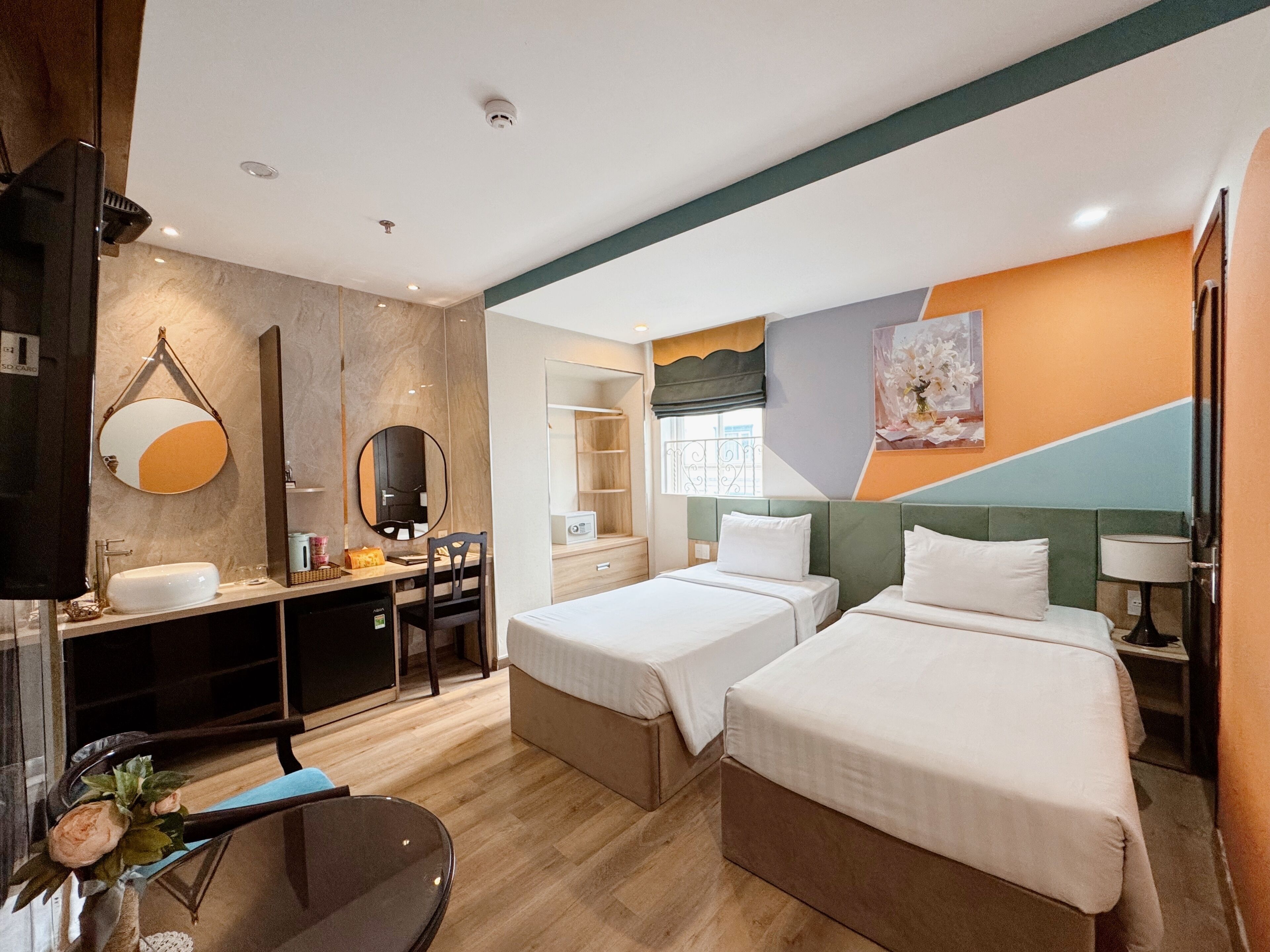 Premier Twin with window | Premium bedding, minibar, in-room safe, desk