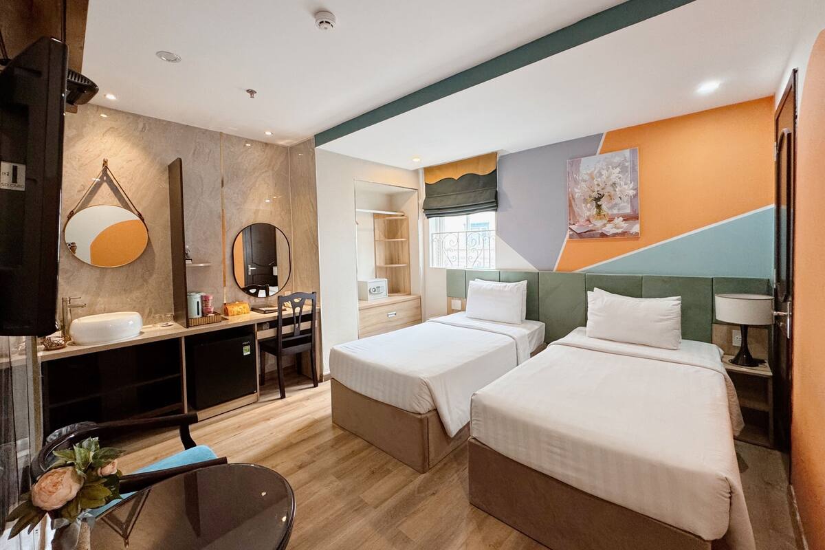Habitación Premier con 2 camas individuales (Window) | Ropa de cama de alta calidad, minibar, caja fuerte y escritorio