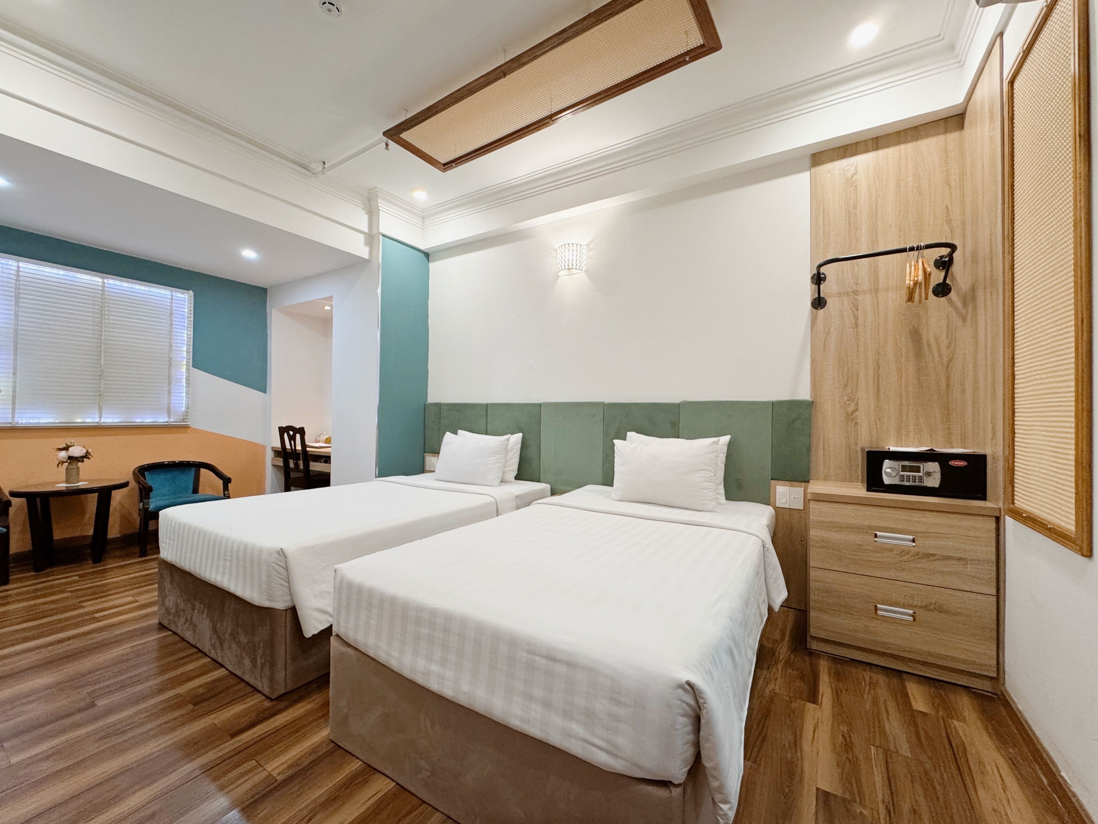 Deluxe Twin without window | Premium bedding, minibar, in-room safe, desk