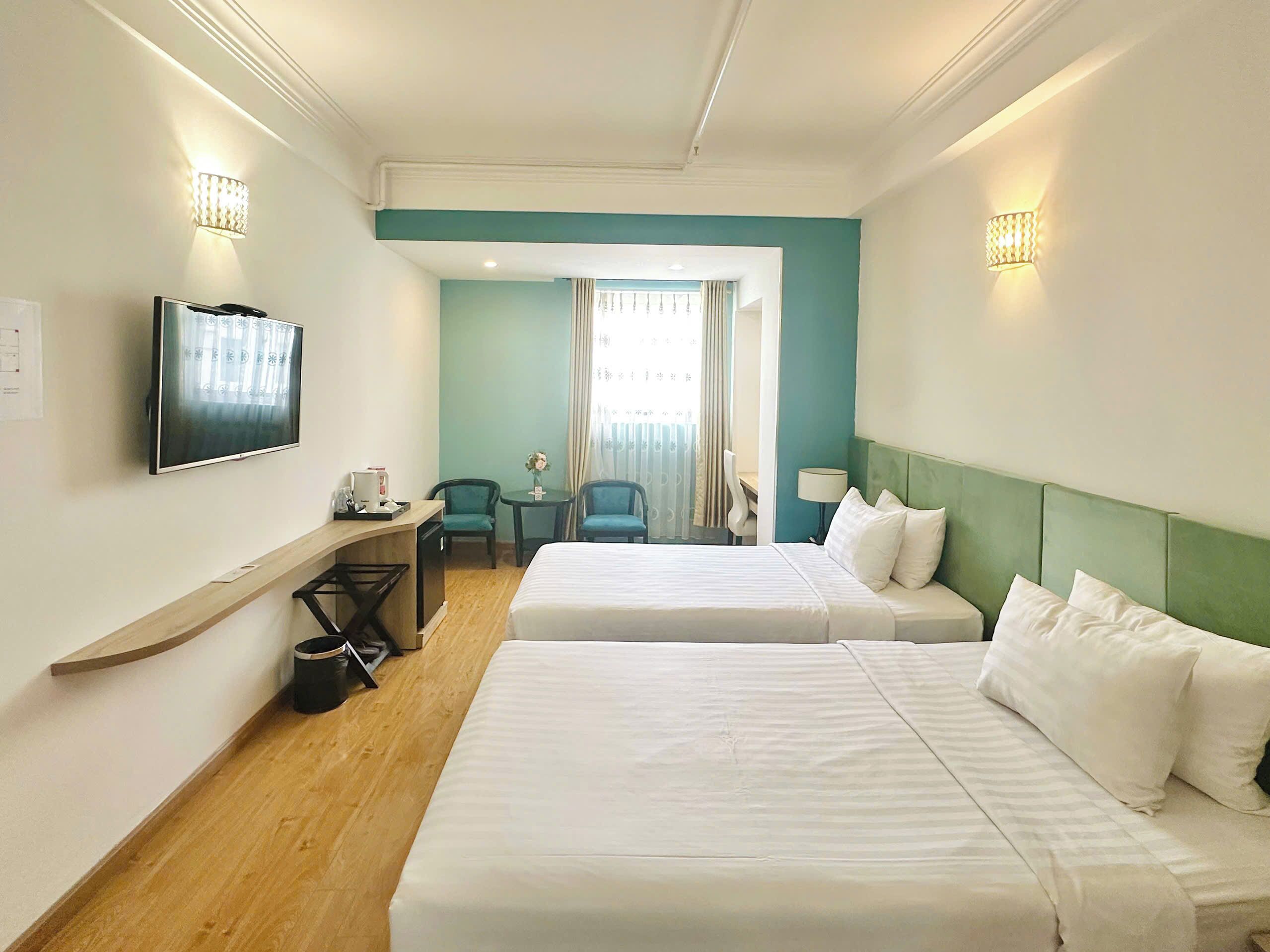 Suite, vistas a la ciudad | Ropa de cama de alta calidad, minibar, caja fuerte y escritorio