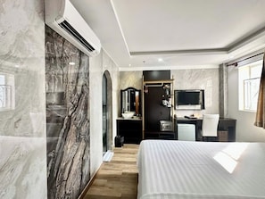 Habitación doble Premier (Window) | Minibar, caja de seguridad en la habitación y escritorio