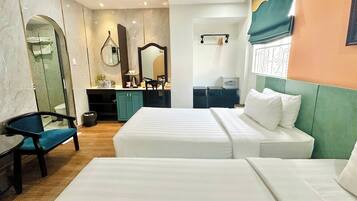 Premier Twin with Window | Minibar, in-room safe, desk, laptop workspace