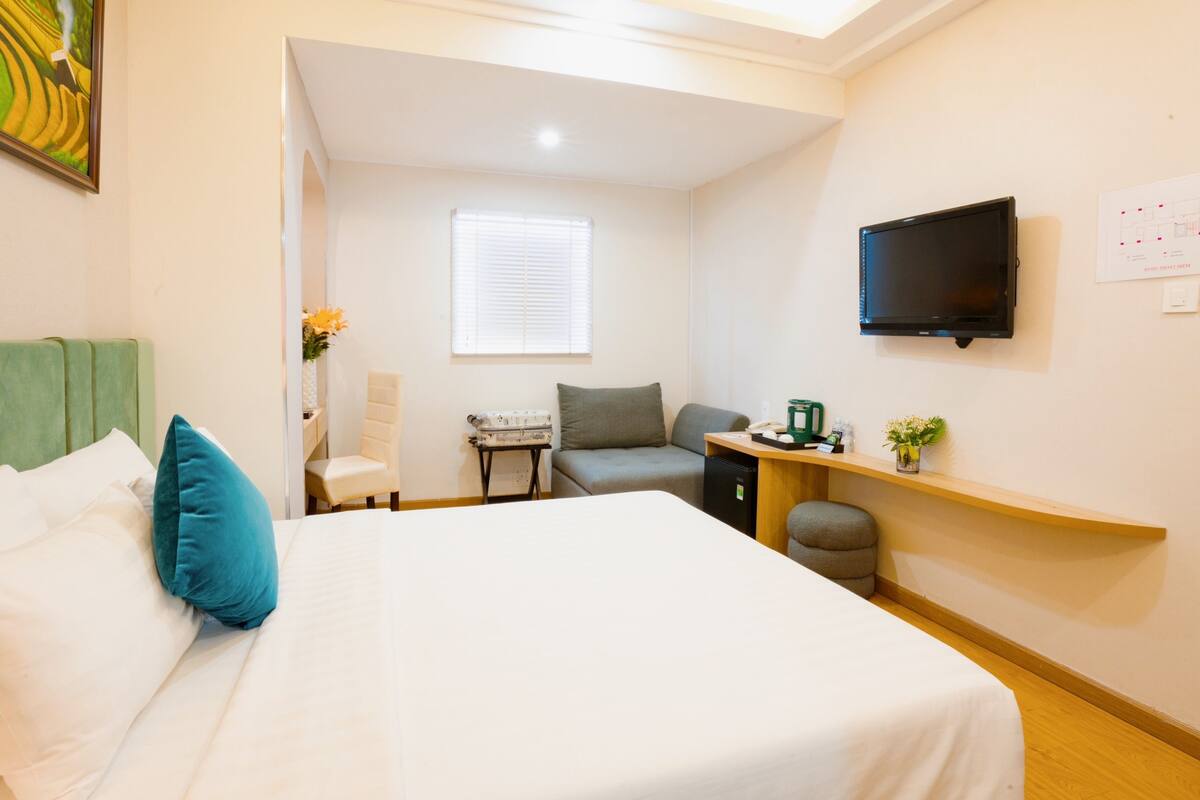 Habitación Deluxe doble, sin ventanas | Ropa de cama de alta calidad, minibar, caja fuerte y escritorio