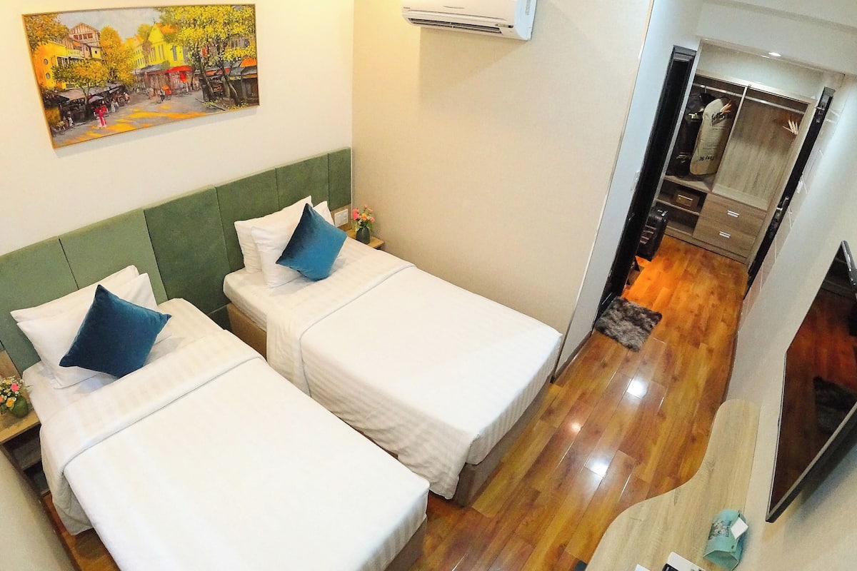 Minibar, in-room safe, desk, laptop workspace