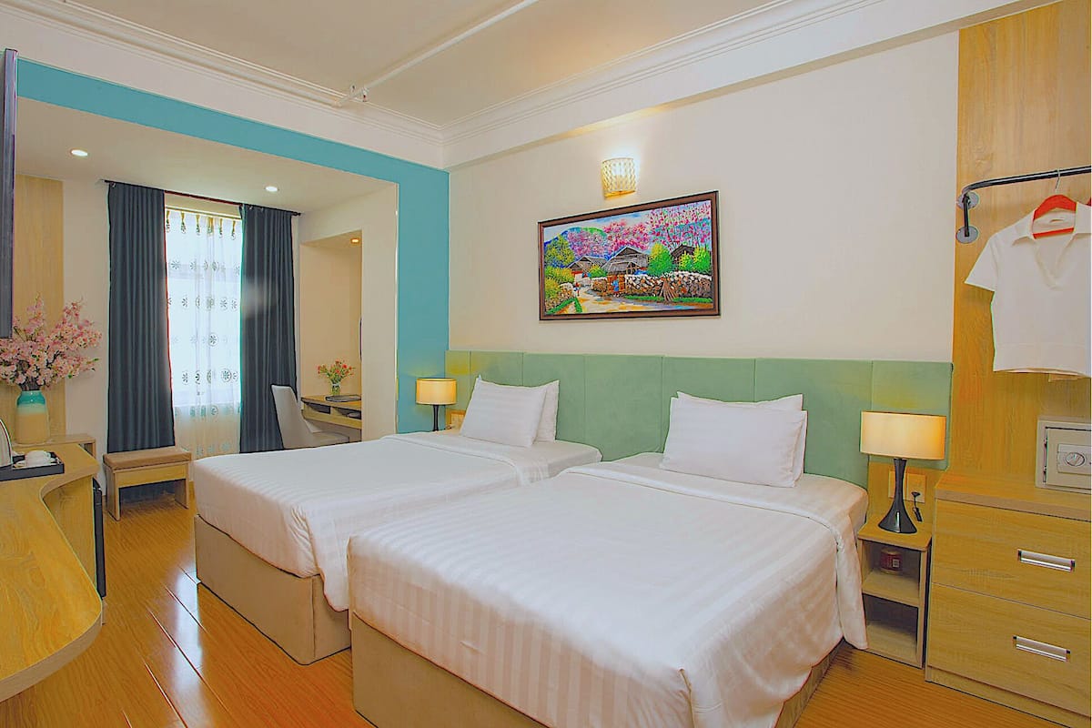 Suite Twin with Window | Minibar, in-room safe, desk, laptop workspace