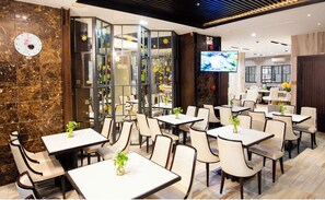 Breakfast, lunch and dinner served - Sunrise Central Hotel (Ho Chi Minh City)