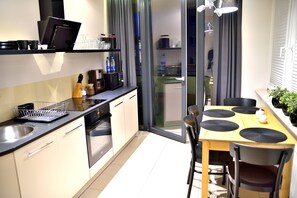 Apartment, Balcony | In-room dining