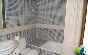 A bathroom with a bathtub, toilet, and sink. - Soldeu Paradis (Soldeu)