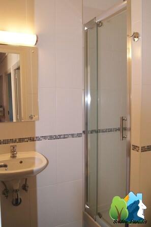Superior Apartment, 3 Bedrooms, Balcony (BON PB) | Bathroom | Combined shower/tub, free toiletries, hair dryer, towels - Soldeu Paradis (Soldeu)