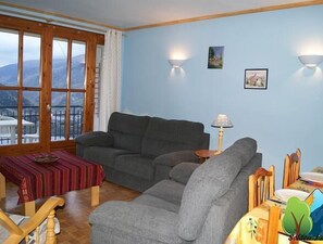 Studio | Living area | 32-inch plasma TV with satellite channels, TV - Soldeu Paradis (Soldeu)