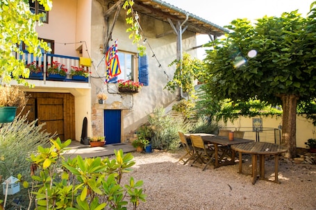 Exterior. Les Portails Bleus