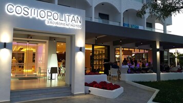 Fachada de la propiedad por la tarde o noche