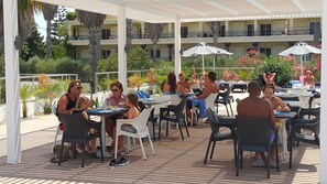 2 restaurantes; se sirve desayuno, almuerzo y cena; cocina internacional