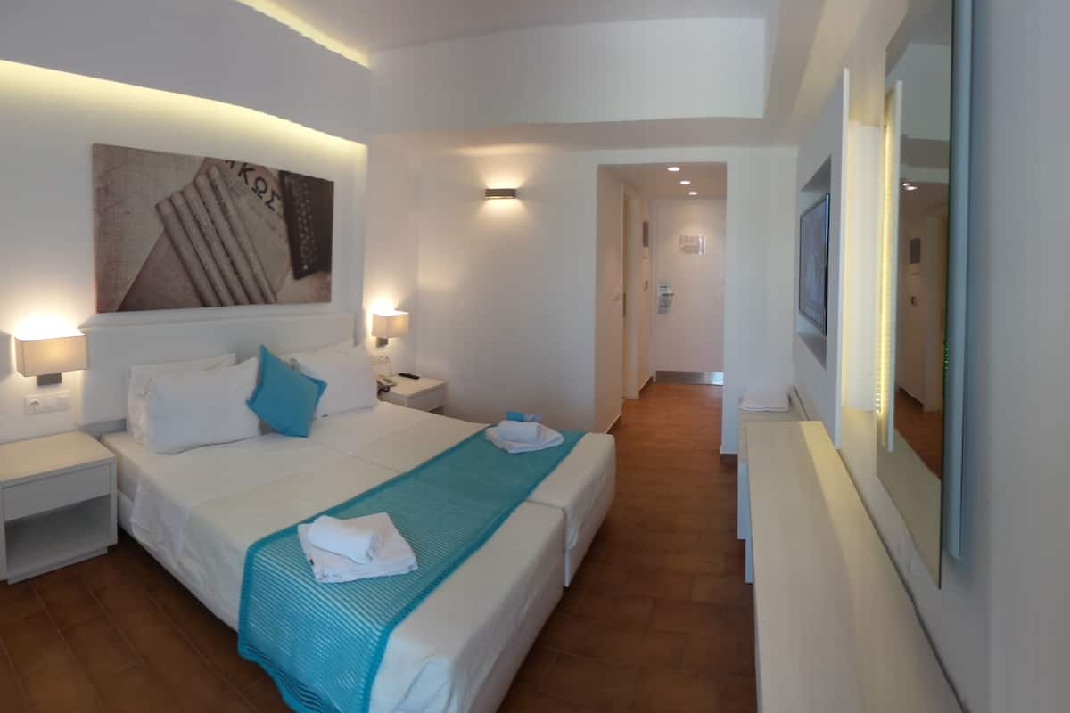 minibar, iron/ironing board, free wifi, bed sheets