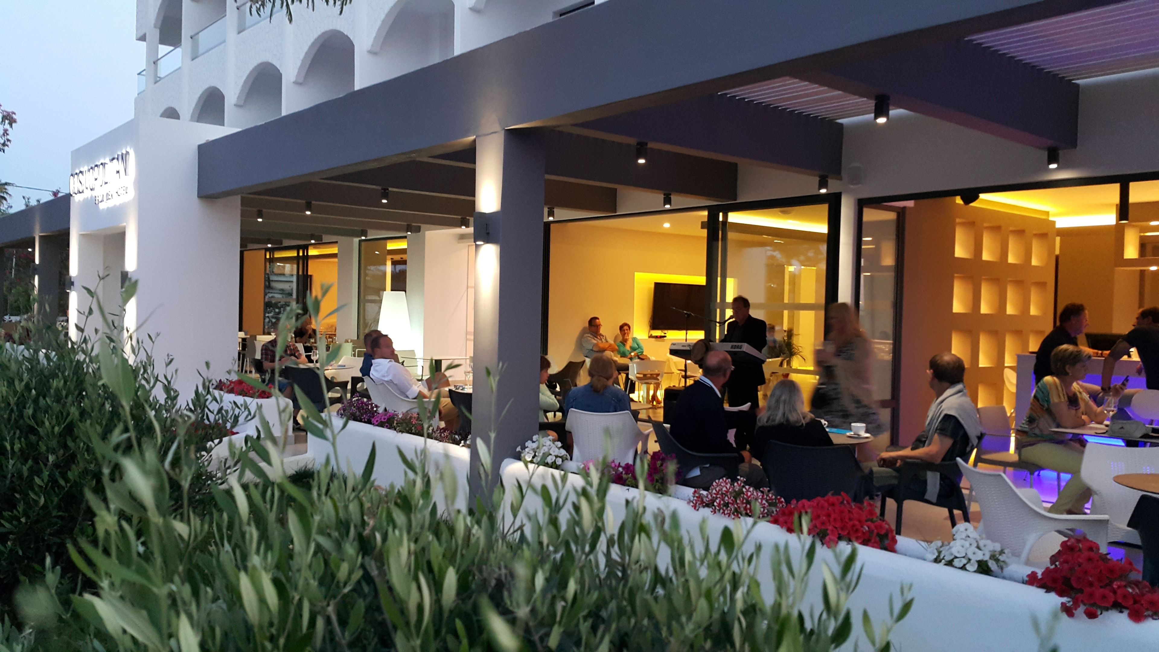 2 restaurants, breakfast, lunch, dinner served; international cuisine