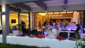 2 restaurantes; se sirve desayuno, almuerzo y cena; cocina internacional