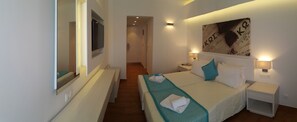 Minibar, strykejern/-brett, wi-fi (inkludert) og sengetøy