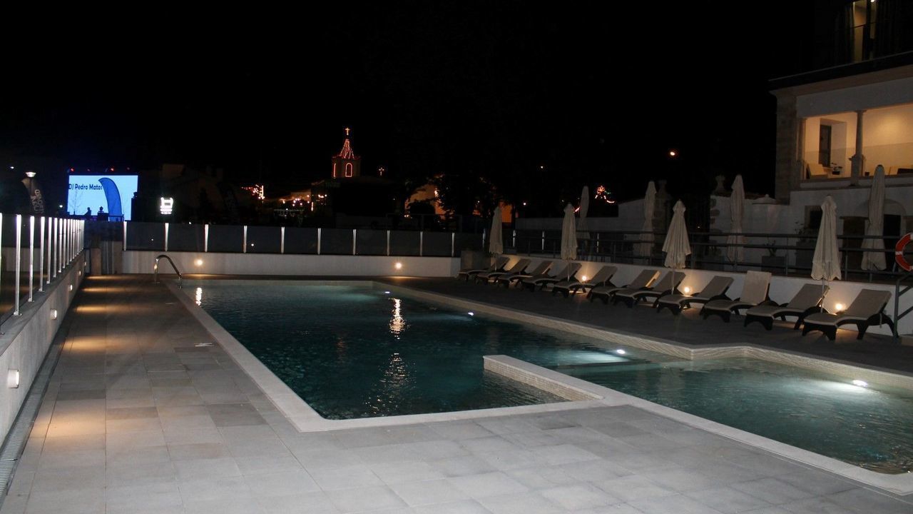 outdoor pool, pool loungers