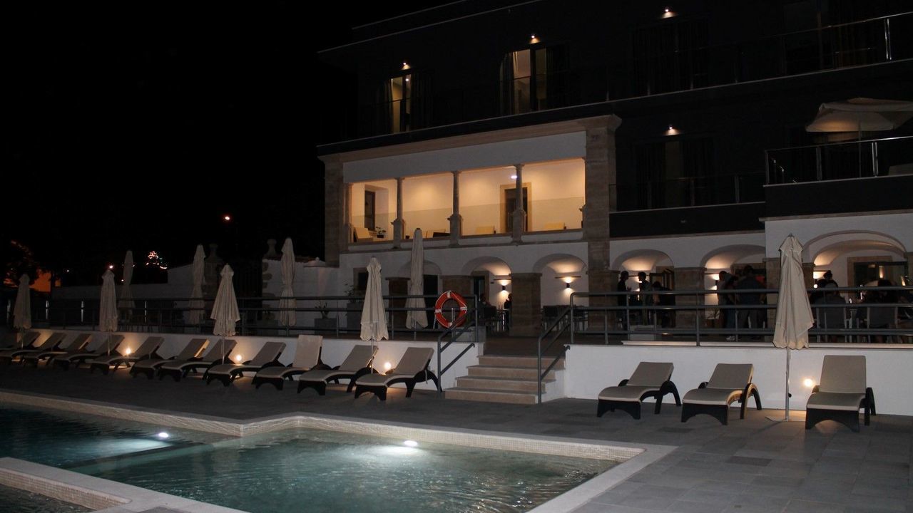 outdoor pool, pool loungers