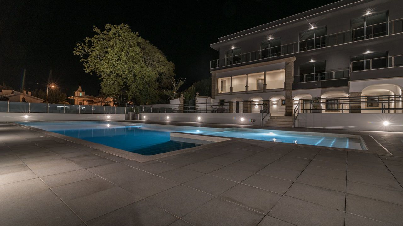 outdoor pool, pool loungers