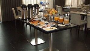 Free daily buffet breakfast  - Casa do Adro Hotel (Ferreira do Zezere)