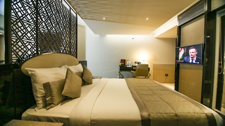 Suite | Biancheria da letto di alta qualità, una cassaforte in camera. Hotel Sai Palace Grand Malad