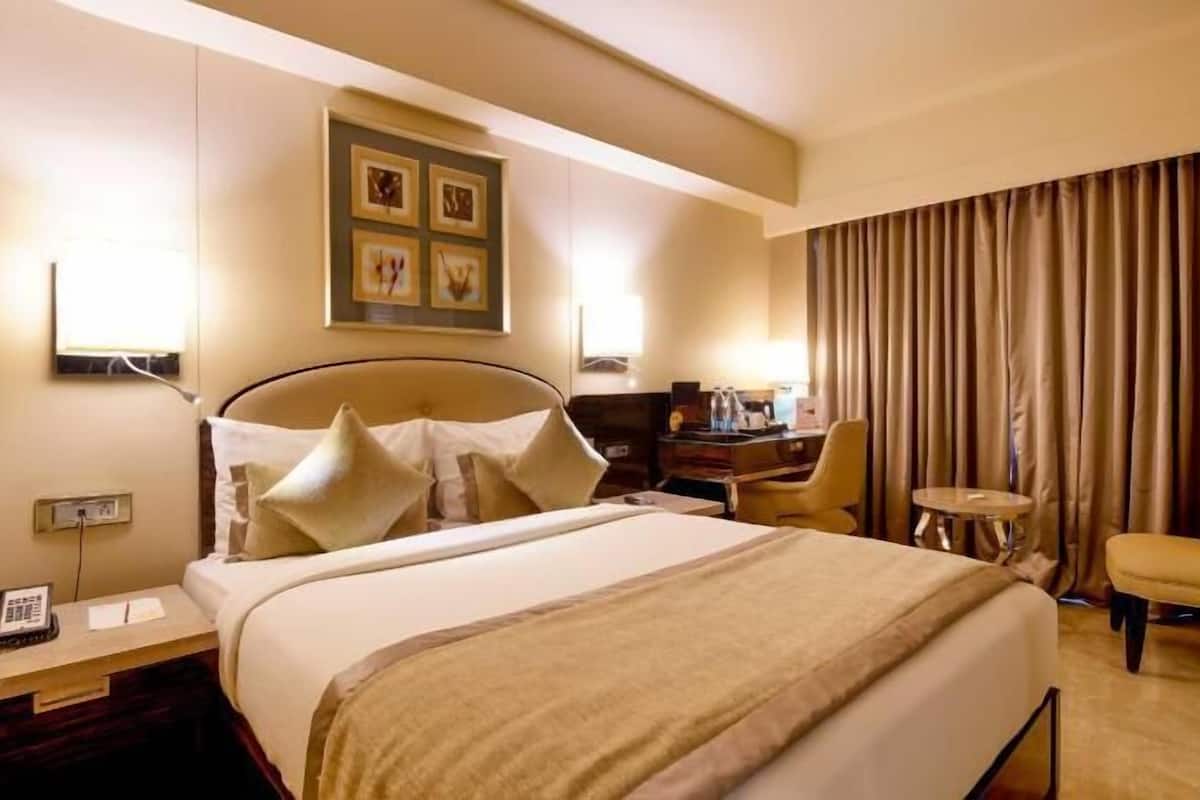 Premium bedding, in-room safe, desk, blackout curtains