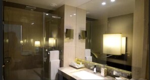 Habitación ejecutiva | Baño | Ducha y cabezal de ducha tipo lluvia