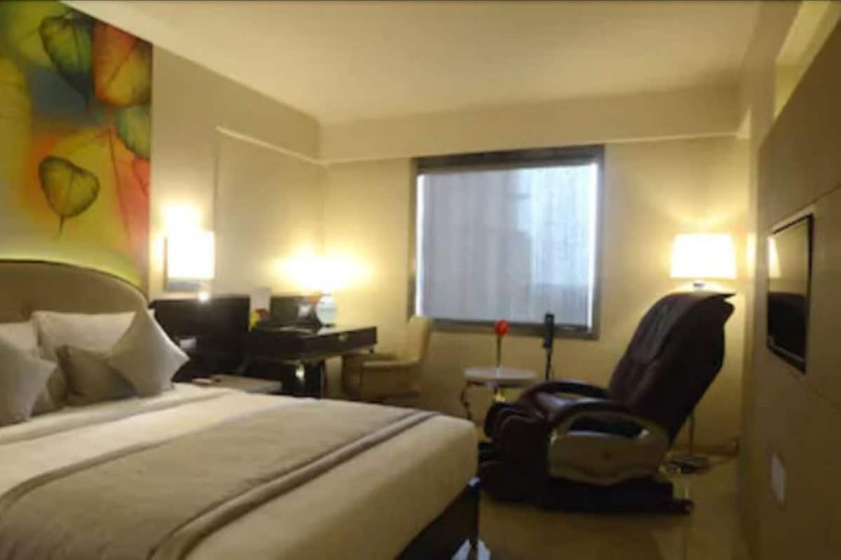 Premium bedding, in-room safe, desk, blackout curtains